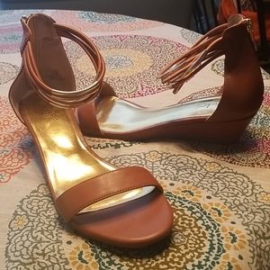 Ankle strap low heel sandle